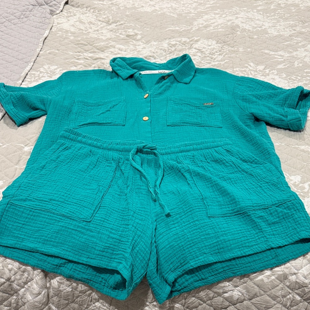 Nicole Miller size small Teal Button-Up Shirt and Shorts Set.